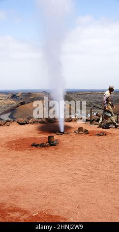 Spectacle du jet de vapeur qui sort des entrailles de la terre volcanique dans le parc national de Timanfaya, Lanzarote, îles Canaries, Espagne Banque D'Images