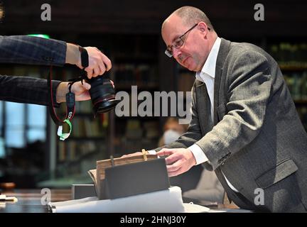 Erfurt, Allemagne. 17th févr. 2022. Michael Ludscheidt, directeur de la bibliothèque du ministère protestant du monastère Augustinien, présente une anthologie restaurée de 41 gravures de Martin Luther. Les écrits datent de 1518 à 1523. La restauration coûte environ 4200 euros. L'anthologie est à nouveau accessible pour la recherche de Luther. Credit: Martin Schutt/dpa-Zentralbild/dpa/Alay Live News Banque D'Images