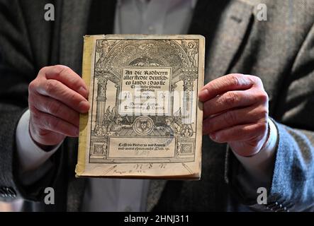 Erfurt, Allemagne. 17th févr. 2022. Le directeur de la bibliothèque du ministère protestant du monastère Augustinien présente une brochure de Martin Luther datant de 1524. En outre, une anthologie restaurée avec 41 gravures de Martin Luther a été présentée. Les écrits datent de 1518 à 1523, et la restauration coûte environ 4200 euros. L'anthologie est à nouveau accessible pour la recherche de Luther. Credit: Martin Schutt/dpa-Zentralbild/dpa/Alay Live News Banque D'Images