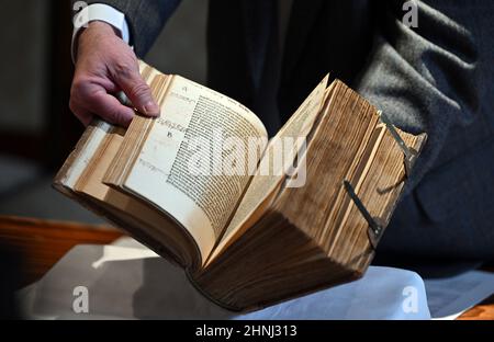 Erfurt, Allemagne. 17th févr. 2022. Le chef de la bibliothèque du ministère protestant du monastère Augustinien présente une anthologie restaurée de 41 reproductions de Martin Luther. Les écrits datent de 1518 à 1523. La restauration coûte environ 4200 euros. L'anthologie est à nouveau accessible pour la recherche de Luther. Credit: Martin Schutt/dpa-Zentralbild/dpa/Alay Live News Banque D'Images