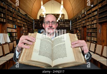 Erfurt, Allemagne. 17th févr. 2022. Michael Ludscheidt, directeur de la bibliothèque du ministère protestant du monastère Augustinien, présente une anthologie restaurée de 41 gravures de Martin Luther. Les écrits datent de 1518 à 1523. La restauration coûte environ 4200 euros. L'anthologie est à nouveau accessible pour la recherche de Luther. Credit: Martin Schutt/dpa-Zentralbild/dpa/Alay Live News Banque D'Images