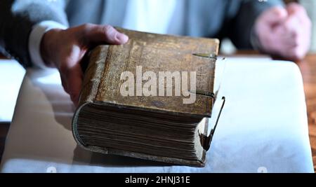 Erfurt, Allemagne. 17th févr. 2022. Le chef de la bibliothèque du ministère protestant du monastère Augustinien présente une anthologie restaurée de 41 reproductions de Martin Luther. Les écrits datent de 1518 à 1523. La restauration coûte environ 4200 euros. L'anthologie est à nouveau accessible pour la recherche de Luther. Credit: Martin Schutt/dpa-Zentralbild/dpa/Alay Live News Banque D'Images