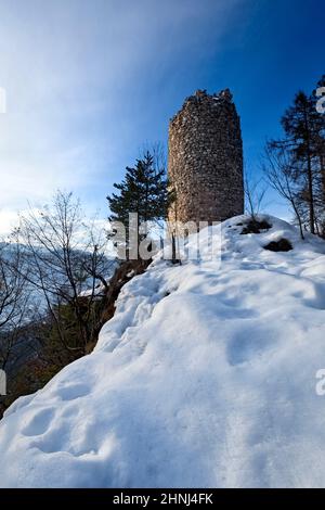 La tour cylindrique du château de San Pietro s'élève dans un lieu isolé et sauvage de la vallée de Rinassico. Ton, Trentin, Italie. Banque D'Images