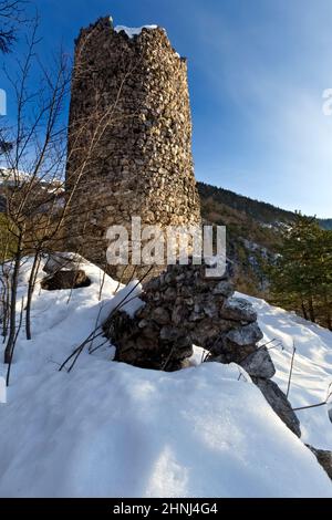 La tour cylindrique du château de San Pietro s'élève dans un lieu isolé et sauvage de la vallée de Rinassico. Ton, Trentin, Italie. Banque D'Images