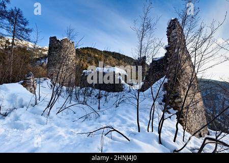 La tour cylindrique du château de San Pietro s'élève dans un lieu isolé et sauvage de la vallée de Rinassico. Ton, Trentin, Italie. Banque D'Images