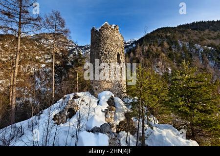 La tour cylindrique du château de San Pietro s'élève dans un lieu isolé et sauvage de la vallée de Rinassico. Ton, Trentin, Italie. Banque D'Images