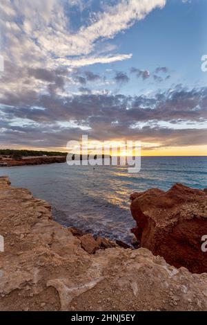 Paysage de mer, plage de Cala Saona, coucher de soleil, Balearia Islands, Formentera, Espagne Banque D'Images