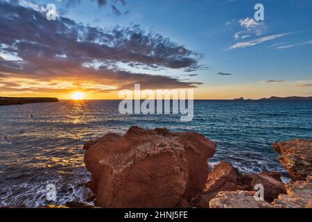 Paysage de mer, plage de Cala Saona, coucher de soleil, Balearia Islands, Formentera, Espagne Banque D'Images