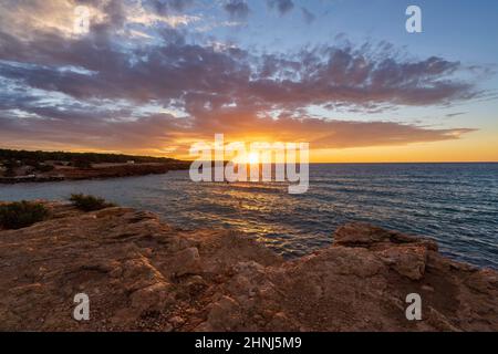 Paysage de mer, plage de Cala Saona, coucher de soleil, Balearia Islands, Formentera, Espagne Banque D'Images