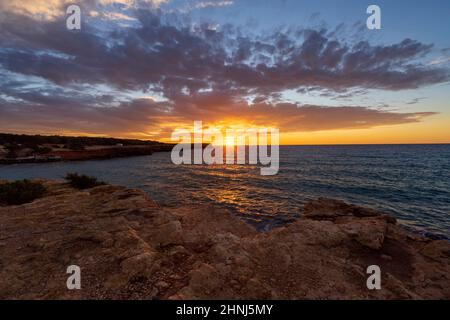 Paysage de mer, plage de Cala Saona, coucher de soleil, Balearia Islands, Formentera, Espagne Banque D'Images