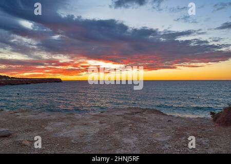 Paysage de mer, plage de Cala Saona, coucher de soleil, Balearia Islands, Formentera, Espagne Banque D'Images