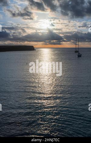 Paysage de mer, plage de Cala Saona, coucher de soleil, Balearia Islands, Formentera, Espagne Banque D'Images