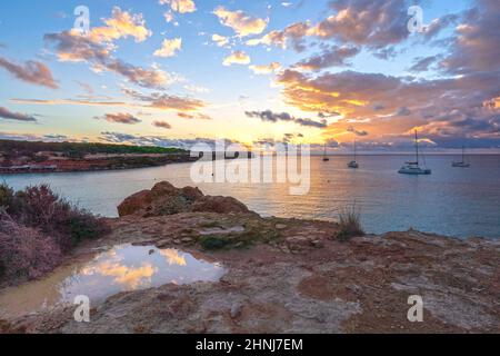 Paysage de mer, plage de Cala Saona, coucher de soleil, Balearia Islands, Formentera, Espagne Banque D'Images