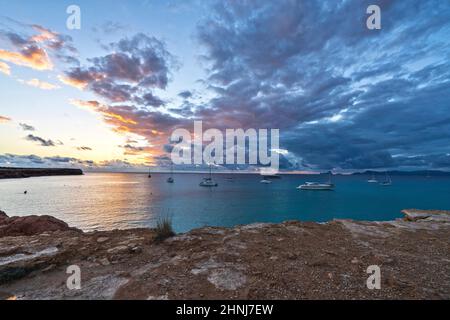 Paysage de mer, plage de Cala Saona, coucher de soleil, Balearia Islands, Formentera, Espagne Banque D'Images