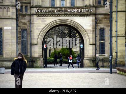 Les gens marchent en face de Whitworth Hall, Université de Manchester, Oxford Road, Manchester, Royaume-Uni Banque D'Images