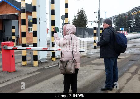 RÉGION DE KHARKIV, UKRAINE - 16 FÉVRIER 2022 - Un homme et une femme sont photographiés au point de contrôle de Hoptivka, à la frontière entre l'Ukraine et la Russie, dans la région de Kharkiv, Banque D'Images