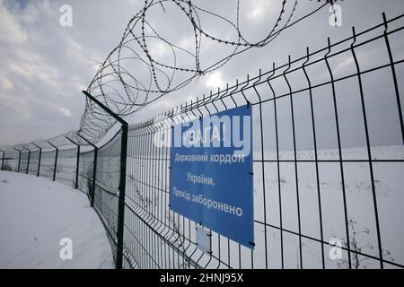 RÉGION DE KHARKIV, UKRAINE - 16 FÉVRIER 2022 - Une clôture est représentée à la frontière Ukraine-Russie, région de Kharkiv, nord-est de l'Ukraine. Banque D'Images