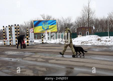 RÉGION DE KHARKIV, UKRAINE - le 16 FÉVRIER 2022 - le point de contrôle de Hoptivka est situé à la frontière entre l'Ukraine et la Russie, dans la région de Kharkiv, dans le nord-est de l'Ukraine. Banque D'Images