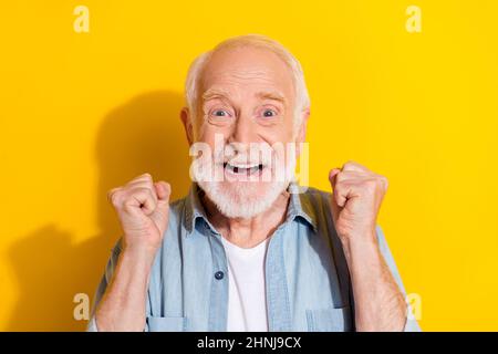 Portrait de l'homme heureux heureux heureux heureux heureux gris-cheveux se réjouissant grand succès isolé sur fond jaune vif de couleur Banque D'Images