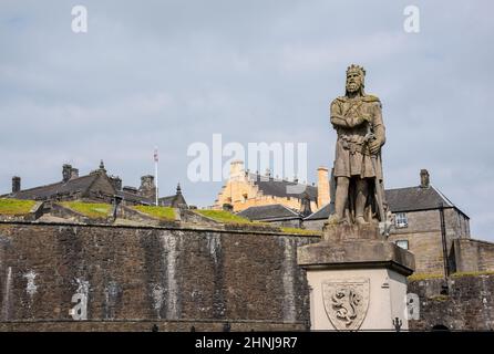 Robert la statue de Bruce, entrée extérieure du château de Stirling, Écosse. Banque D'Images