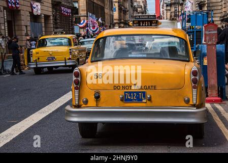 New York taxis à Glasgow sur le tournage de l'Indiana Jones 5. Banque D'Images