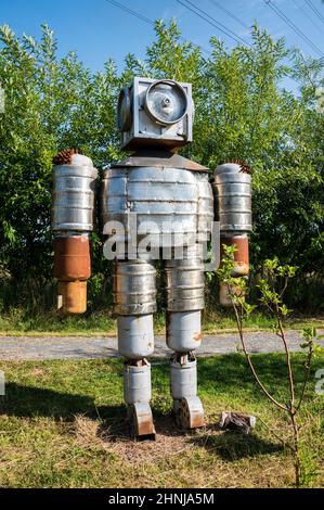 Sculpture « Rocket Man » faite de ferraille, d'acier, de barils de bière, etc. Aux écuries de Lambhill, aux écuries de Glasgow Banque D'Images