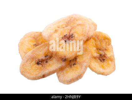 Puces de banane isolées sur fond blanc. En-cas aux fruits secs Banque D'Images