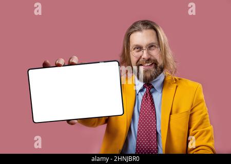 Homme en studio avec tablette Banque D'Images