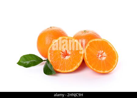 Les oranges avec des feuilles isolées sur fond blanc Banque D'Images