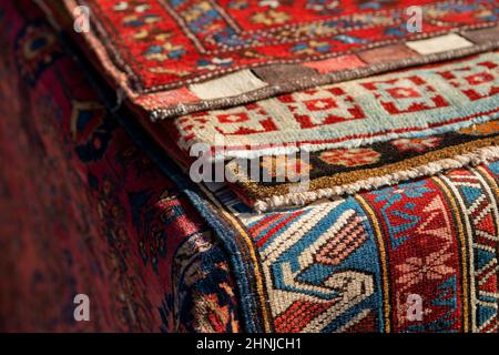 Pile de tapis Vintage colorés Banque D'Images