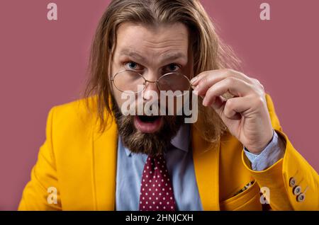 Homme choqué en studio Banque D'Images