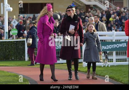 POUR UNE UTILISATION GRATUITE PAR LE GLOUCESTERSHIRE ECHO Zara Tindall et sa fille Mia Profitez d'une journée de course à Cheltenham Racecourse le jour des essais avant la fin de la journée Banque D'Images