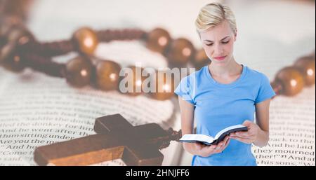 Image composite numérique de caucasain jeune femme lisant la bible avec rosaire sur le livre en arrière-plan Banque D'Images