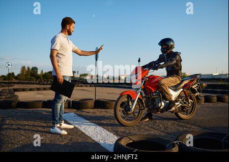 Étudiant à la ligne de départ, école de moto Banque D'Images