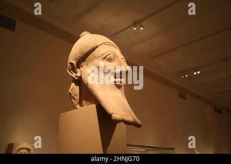 New York - janvier 15 2014 : tête calcaire d'un homme barbu, chypriote, l'un des antiquités du Metropolitan Museum of Art Banque D'Images