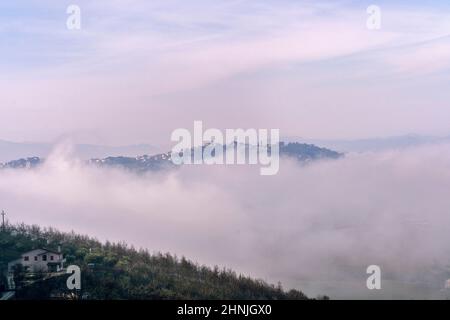 Vue de Monteluppone depuis Potenza Picena, Fog, Marche, Italie, Europe Banque D'Images