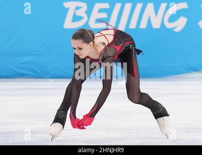 Kamila Valieva, du ROC, tombe lorsqu'elle se produit dans le cadre du programme libre de patinage artistique féminin dans le stade intérieur de la capitale, aux Jeux olympiques d'hiver de Beijing 2022, le jeudi 17 février 2022. Un document soumis par l'Agence mondiale antidopage lors de l'audience de Kamila Valieva a révélé que le patineur russe a reconnu avoir pris deux autres substances similaires à la trimétazidine, substance interdite pour laquelle il a été testé positif. Anna Shcherbakova de l'équipe ROC a remporté la médaille d'or, Alexandra Trusova de l'équipe ROC a gagné l'argent et Kaori Sakamoto de l'équipe Japon a gagné le bronze. Photo de Richard Banque D'Images