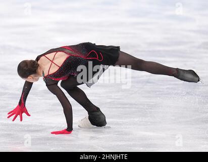 Kamila Valieva, du ROC, tombe lorsqu'elle se produit dans le cadre du programme libre de patinage artistique féminin dans le stade intérieur de la capitale, aux Jeux olympiques d'hiver de Beijing 2022, le jeudi 17 février 2022. Un document soumis par l'Agence mondiale antidopage lors de l'audience de Kamila Valieva a révélé que le patineur russe a reconnu avoir pris deux autres substances similaires à la trimétazidine, substance interdite pour laquelle il a été testé positif. Anna Shcherbakova de l'équipe ROC a remporté la médaille d'or, Alexandra Trusova de l'équipe ROC a gagné l'argent et Kaori Sakamoto de l'équipe Japon a gagné le bronze. Photo de Richard Banque D'Images