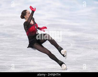 Kamila Valieva, du ROC, tombe lorsqu'elle se produit dans le cadre du programme libre de patinage artistique féminin dans le stade intérieur de la capitale, aux Jeux olympiques d'hiver de Beijing 2022, le jeudi 17 février 2022. Un document soumis par l'Agence mondiale antidopage lors de l'audience de Kamila Valieva a révélé que le patineur russe a reconnu avoir pris deux autres substances similaires à la trimétazidine, substance interdite pour laquelle il a été testé positif. Anna Shcherbakova de l'équipe ROC a remporté la médaille d'or, Alexandra Trusova de l'équipe ROC a gagné l'argent et Kaori Sakamoto de l'équipe Japon a gagné le bronze. Photo de Richard Banque D'Images