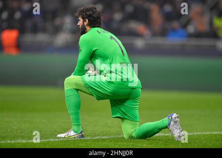 Milan, Italie. 16th févr. 2022. Le gardien de but Alisson Becker (1) de Liverpool vu lors du match de l'UEFA Champions League entre Inter et Liverpool à Giuseppe Meazza à Milan. (Crédit photo : Gonzales photo/Alamy Live News Banque D'Images