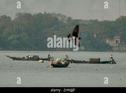 Kolkata, Bengale occidental, Inde. 17th févr. 2022. Les pêcheurs à bord de bateaux pêchent des poissons du Ganga à Kolkata, Inde, 17 février 2022. (Credit image: © Indranil Aditya/ZUMA Press Wire) Banque D'Images