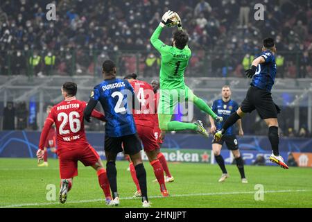 Milan, Italie. 16th févr. 2022. Le gardien de but Alisson Becker (1) de Liverpool vu lors du match de l'UEFA Champions League entre Inter et Liverpool à Giuseppe Meazza à Milan. (Crédit photo : Gonzales photo/Alamy Live News Banque D'Images