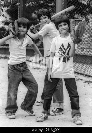 Jeunes New York avec équipement de base-ball sur un terrain de sport à Manhattan Banque D'Images