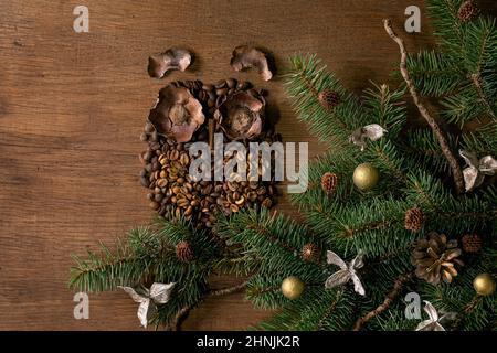 En forme de chouette, à partir de grains de café et d'épices. Le hibou s'assoit sur une branche de sapin de Noël avec un décor naturel sur fond de bois. Drôle de mystère xmas café conc Banque D'Images