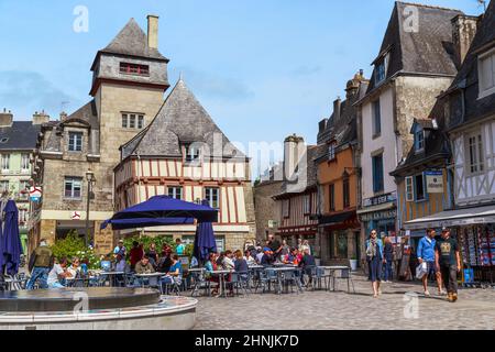 QUIMPER , FRANCE - 6 SEPTEMBRE 2019 : c'est la place Terre au Duc, avec des maisons médiévales à colombages et en pierre. Banque D'Images