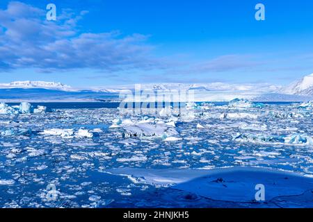 Icebergs dans la lagune glaciaire de Jokulsarlon, parc national de Vatanjokull, sud-est de l'Islande Banque D'Images