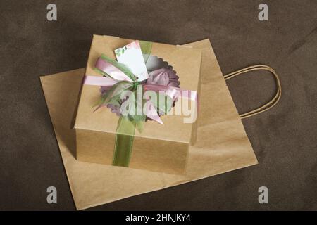 Roses, tulipes et chrysanthèmes provenant de guimauves. Fleurs de Zephyr. Dans l'emballage artisanal. Attaché avec ruban. Banque D'Images