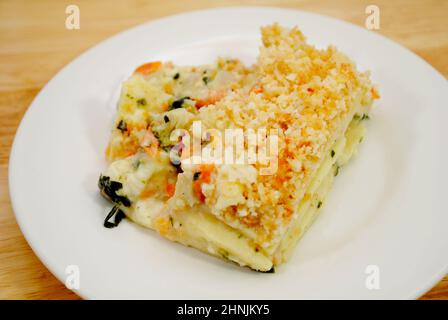 Lasagnes aux légumes crémeuses nappées de chapelure Banque D'Images