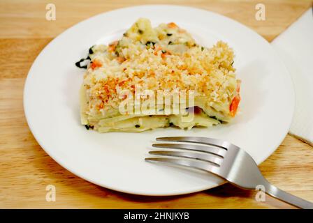 Lasagnes aux légumes crémeuses nappées de chapelure Banque D'Images
