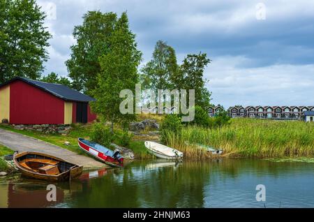 Mellerud, Dalsland, Suède - 9 août 2016 : de petits bateaux se trouvent sur la rive du lac Vanern, dans les environs pittoresques de Sunnana (Sunnana hamn). Banque D'Images